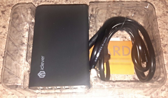 iClever 6-Port Charger: What's inside the box.