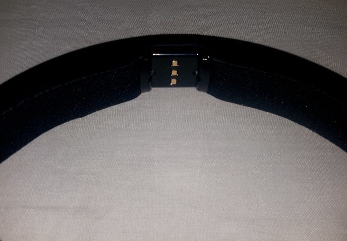 Charging contacts on headphones. Charging contacts on headphones.