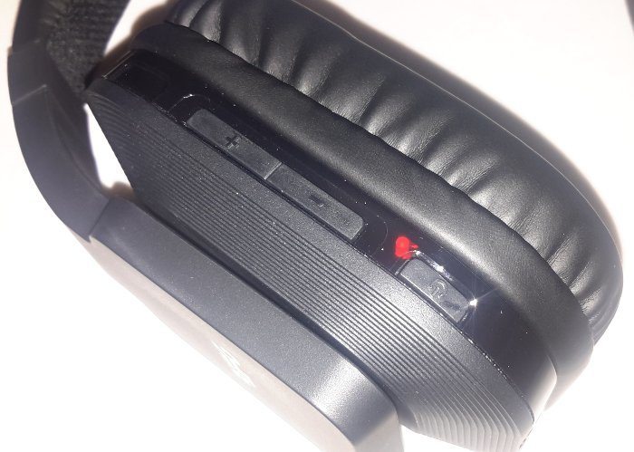 Red indicator light on left earphone. Red indicator light on left earphone.