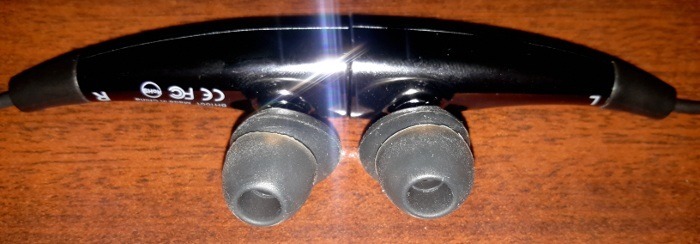 inateck-bluetooth-earbuds-magnets-connected inateck-bluetooth-earbuds-magnets-connected