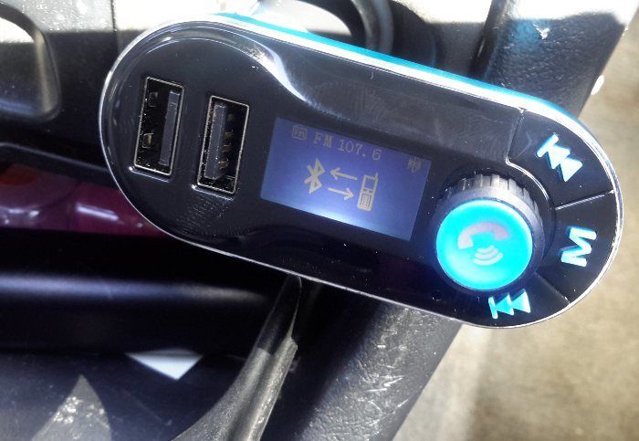 ihreesy-bt-fm-transmitter-plugged-in