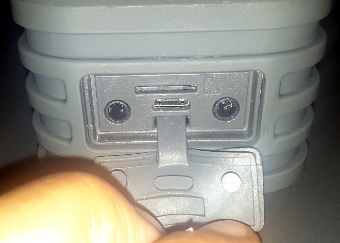 plusinno-bluetooth-speaker-ports-slot