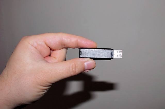 flash-media-01-hold-usb-by-the-edges