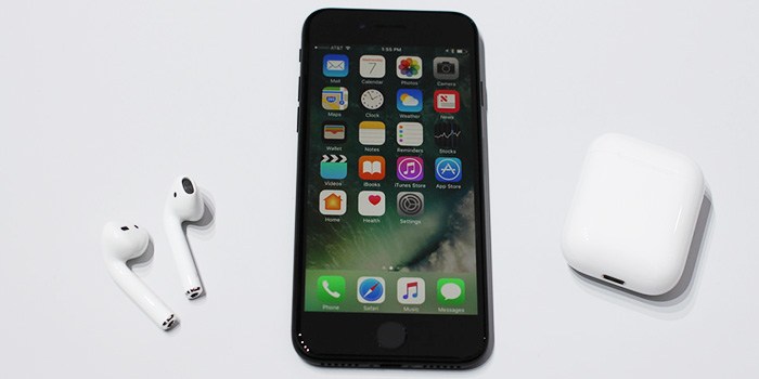 apple-airpods-iphone-charging-case