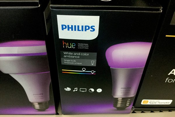 philips-hue-set-up-color-bulbs-in-store philips-hue-set-up-color-bulbs-in-store