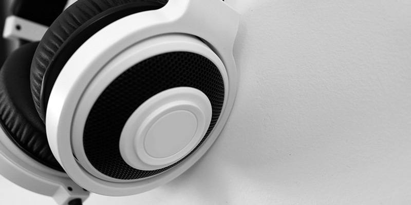 Top 4 Desktop Headphone Stands for Your Desk Featured Image