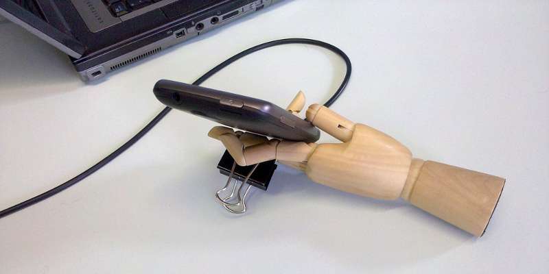 clever-diy-smartphone-stand-featured