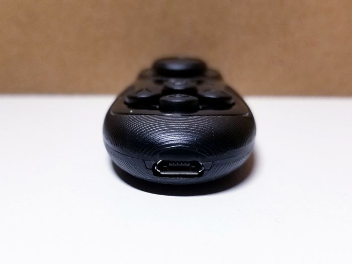 moggles-controller-charging-port