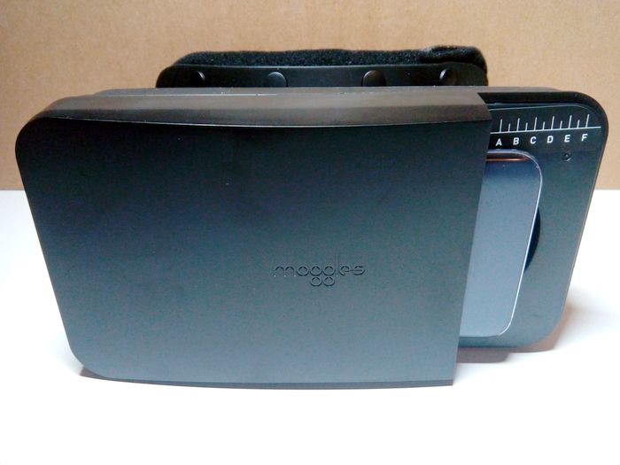 moggles-phone-inserted