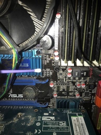 cleaning-computer-qtip-crevices