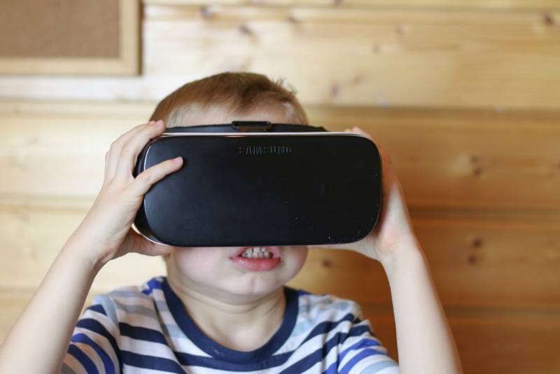 virtual-reality-headset-uses-bedtime-stories virtual-reality-headset-uses-bedtime-stories