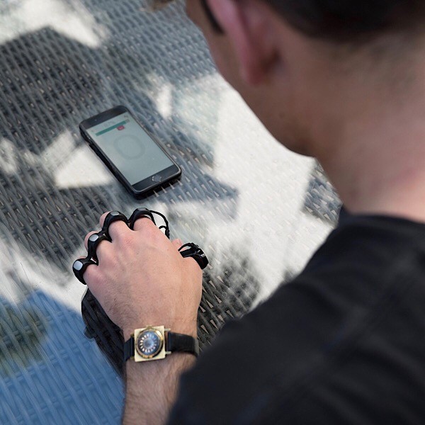 news-tap-strap-phone