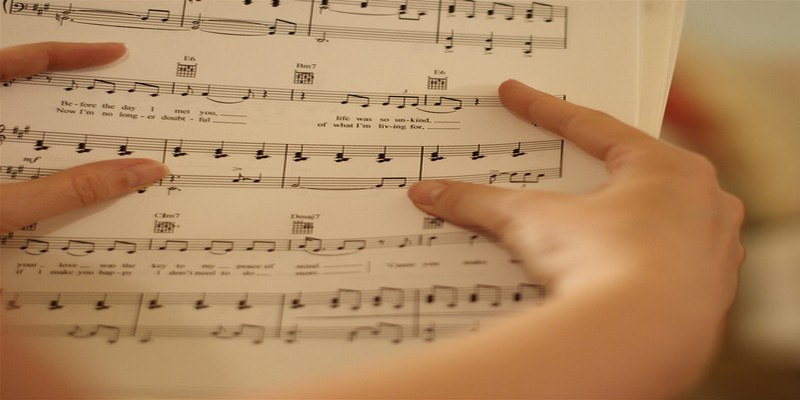 5 of the Best Lyrics Apps for Android Featured Image