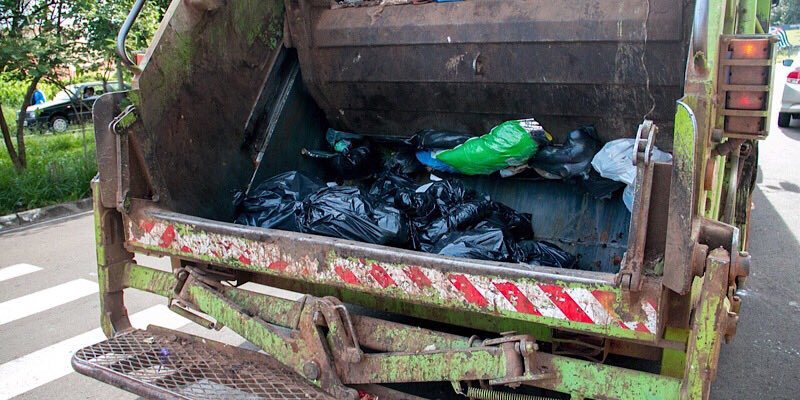 Lithium-ion Batteries Cause Old Cell Phones to Explode in Garbage Trucks and Dumps Featured Image