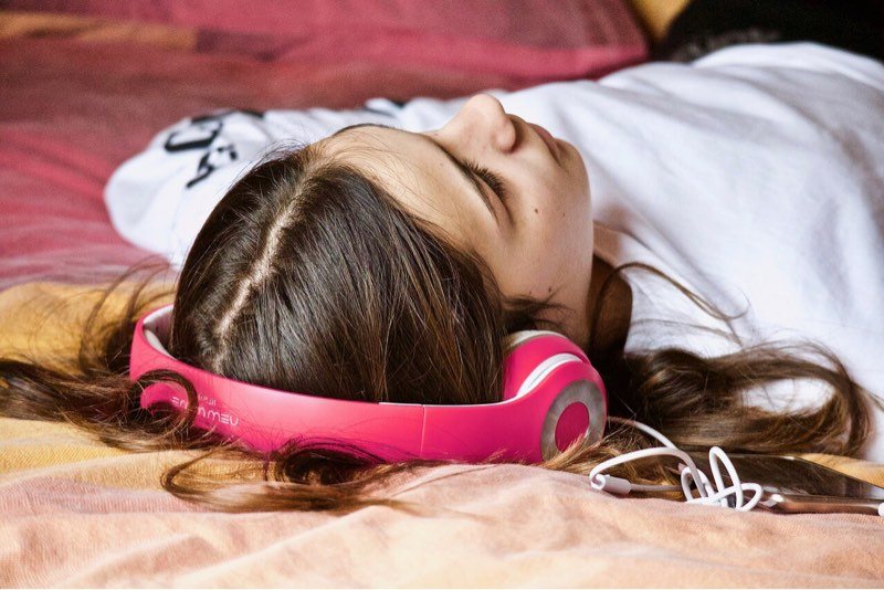 writers-opinion-smartphones-sleeping-headphones