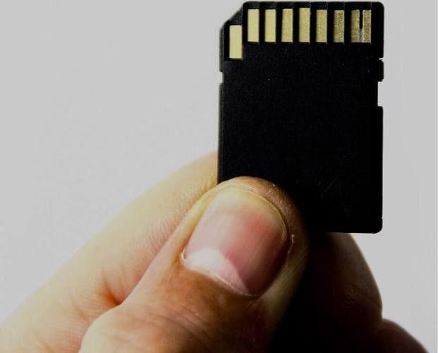 news-used-memory-card-hand news-used-memory-card-hand