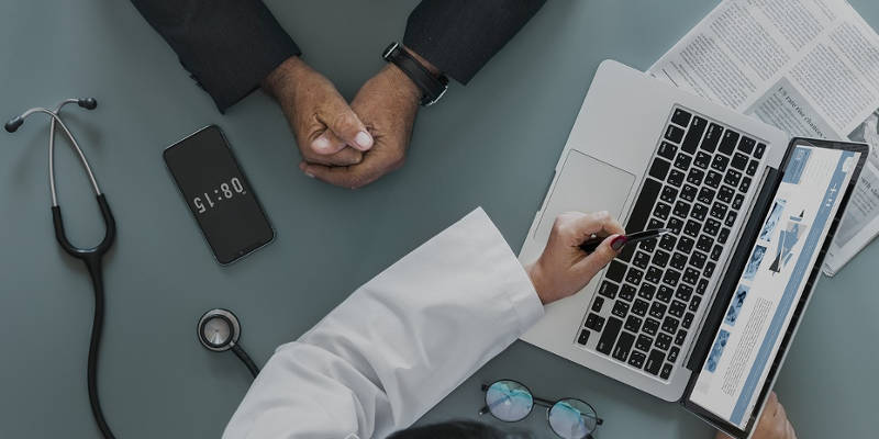 5 Tips to Know When You Assist a Senior in Using a Computer Featured Image