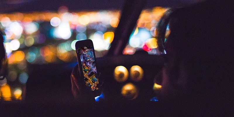 Is It a Good Idea to Auto-Disable Your Phone While You Drive? Featured Image