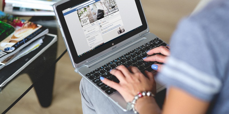 How to Accept or Reject All Friend Requests at Once on Facebook Featured Image