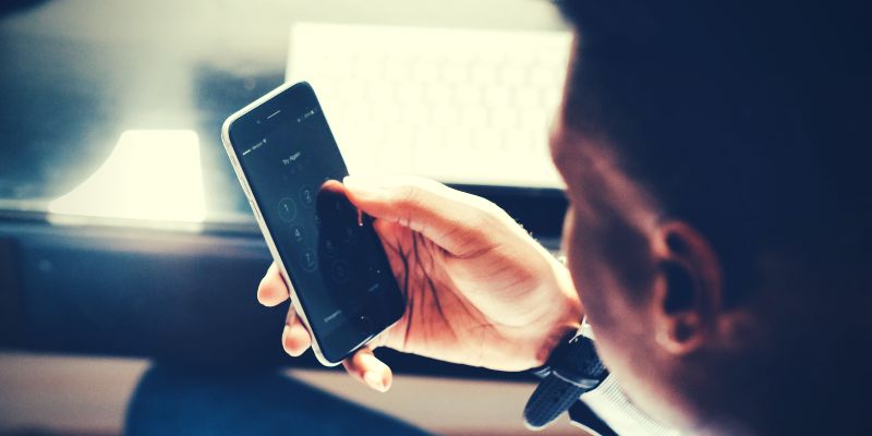 How to Disable Notifications on Your Phone’s Lock Screen Featured Image