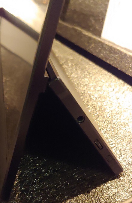 Zissu's 15.6 Inch Portable Monitor Review Port Right