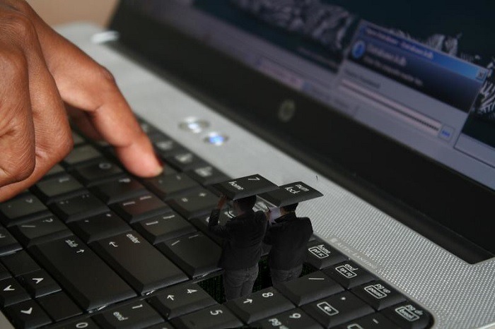 Person typing on keylogger.