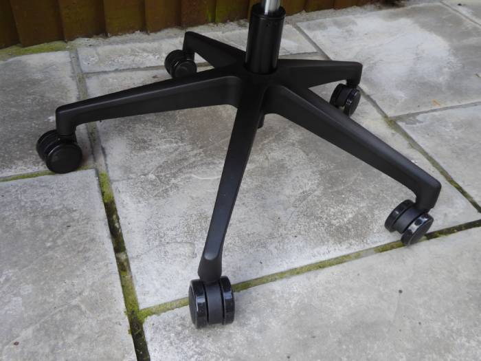 Flexi Chair Oka Feet 1