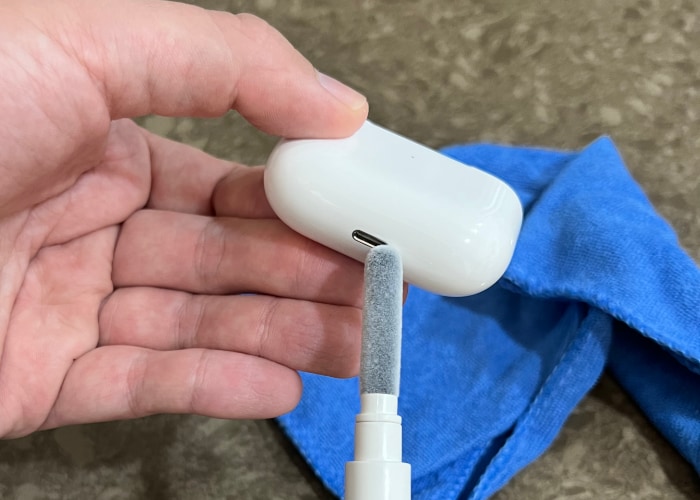 Airpods Case Connector Clean