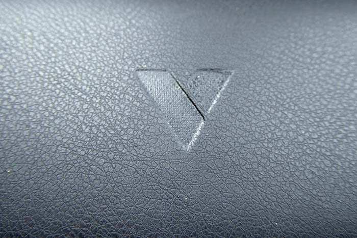 Vissles V84 Wrist Rest Closeup Logo