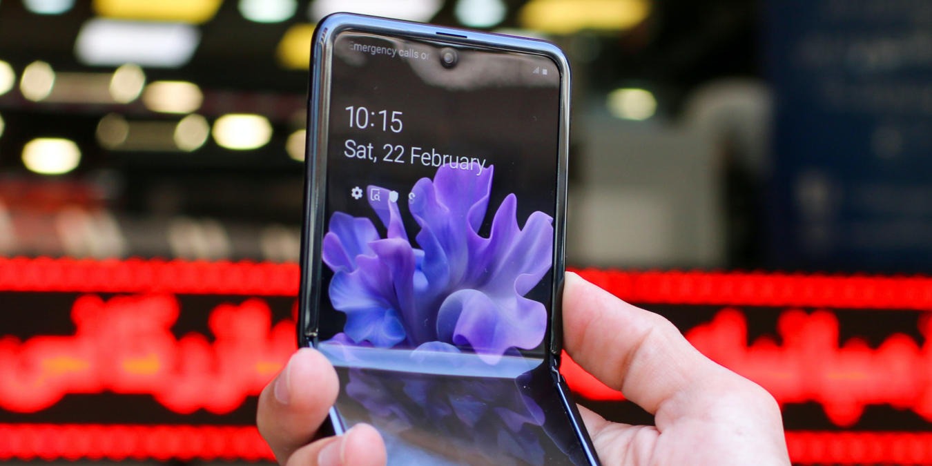 6 of the Best Smart Flip Phones You Can Buy Right Now