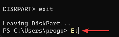 Accessing the mounted Windows 11 ISO file in Command Prompt.