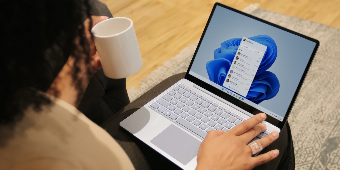 Blurry desktop background in a Windows 11 laptop