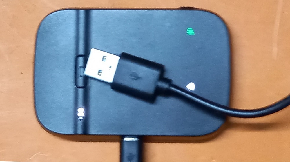 Green lights blinking on MiFi device indicating a working Internet connection.