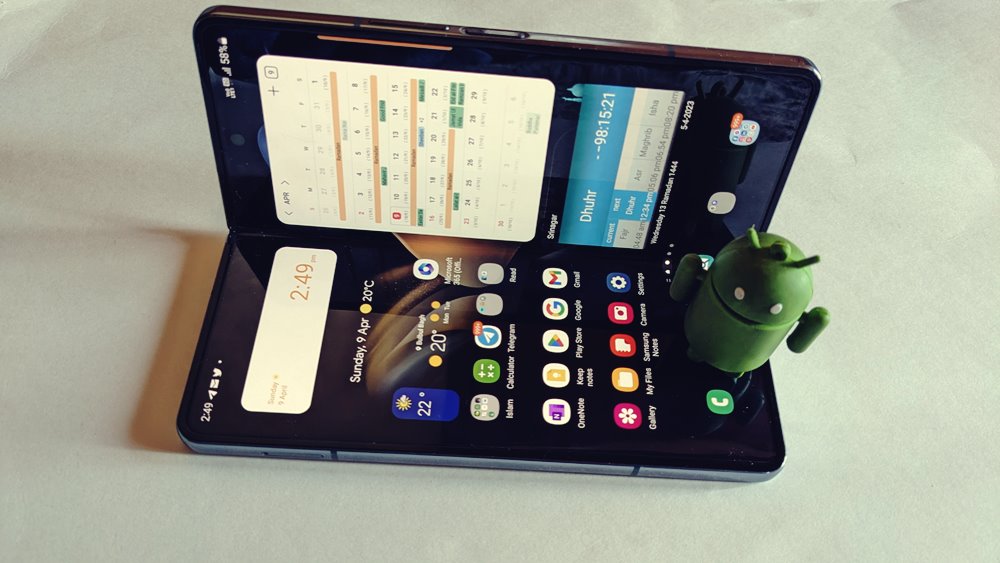 Samsung phone showing interface with apps.