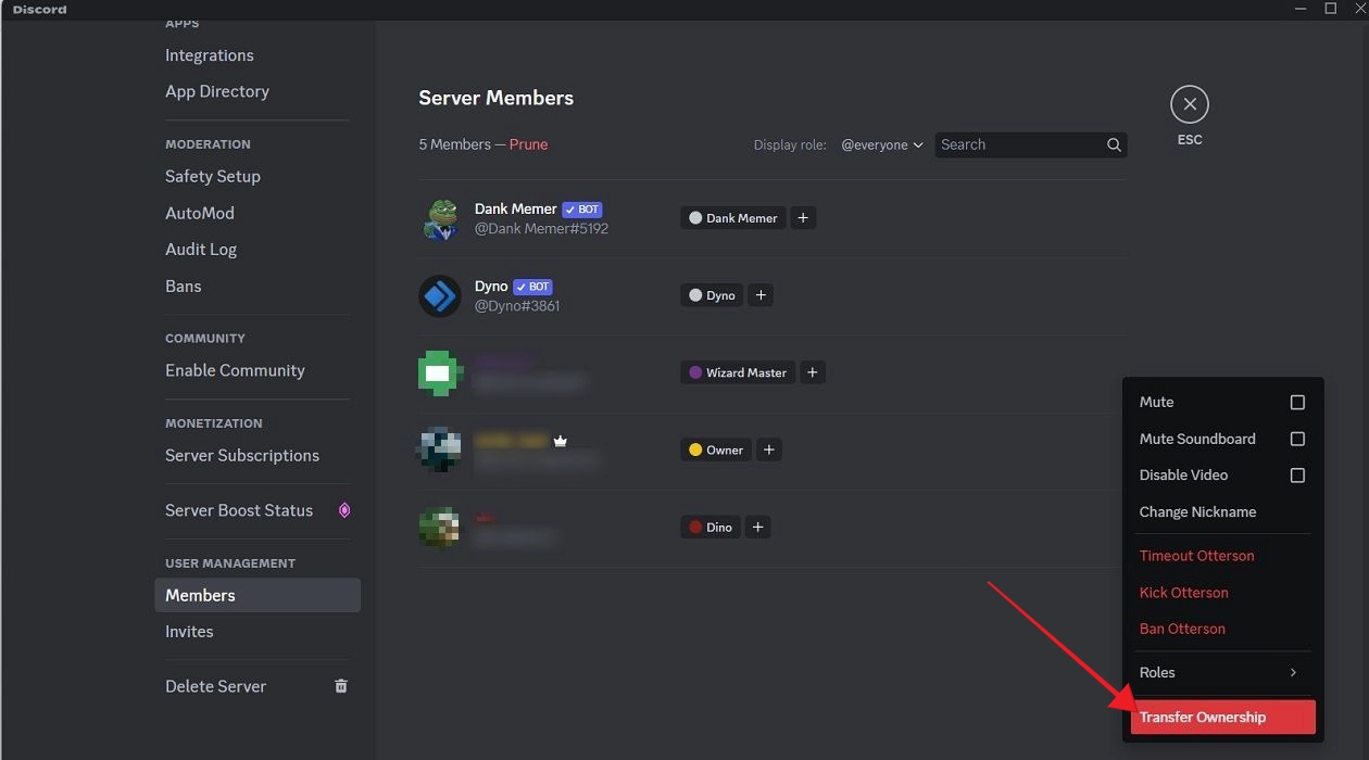 Clicking on the "Transfer ownership" button in Discord for desktop. 