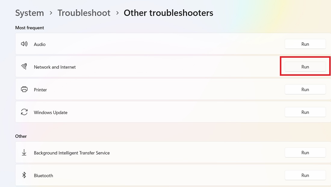 Clicking on "Run" button next to the Network and Internet troubleshooter via Windows Settings.