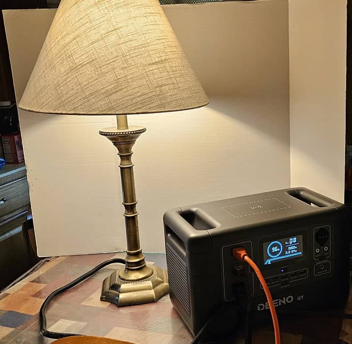 Deeno X1500 Portable Power Station Review Lamp