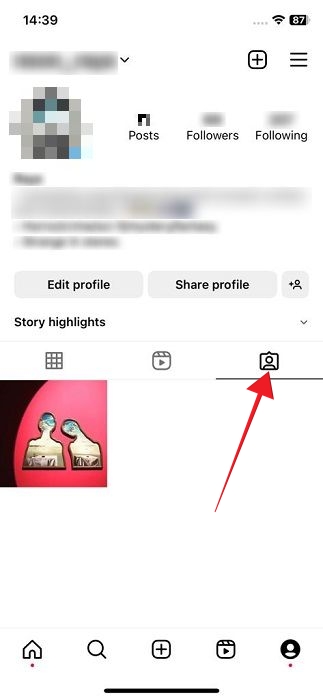 Clicking on "Tagged" icon on Instagram profile in iOS app.