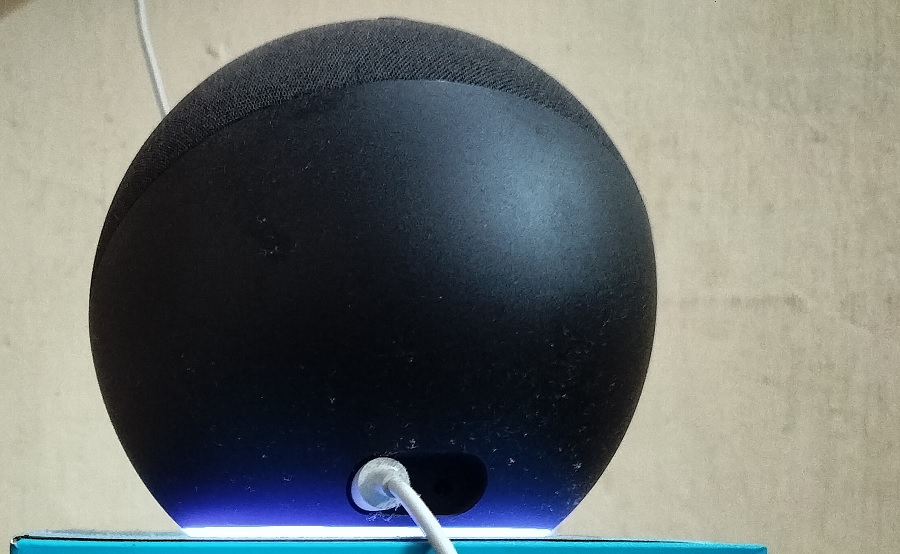 Alexa displaying a purple light, indicating an error.