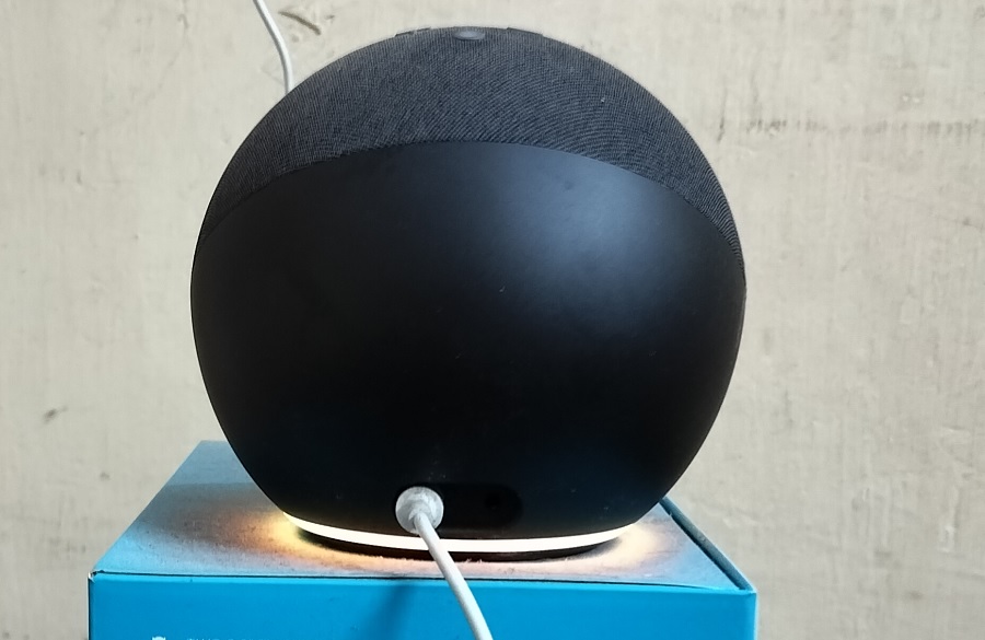 Alexa displaying an orange light, indicating a reset mode.