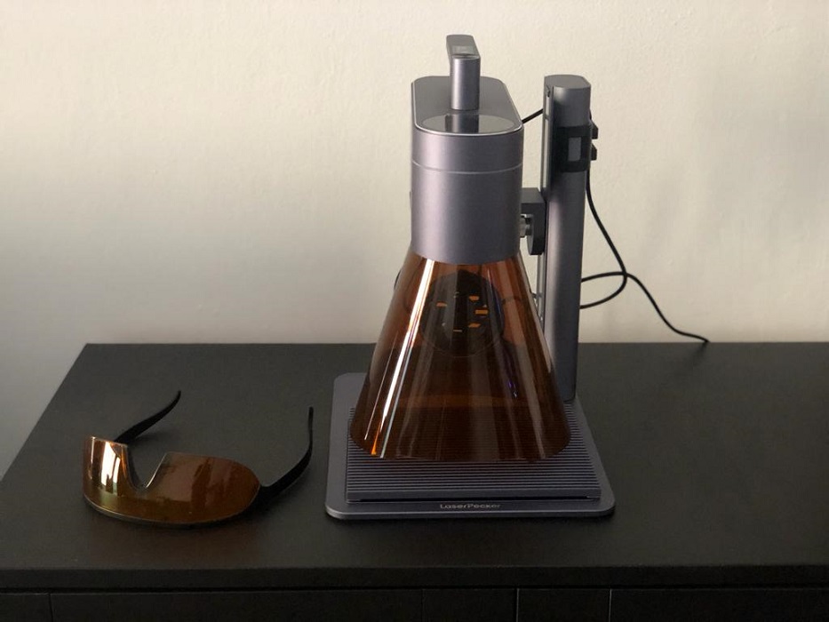 Laserpecker 4 view with cone and protection glasses.