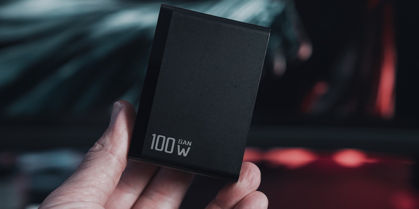 Featured image of best fast Android chargers.