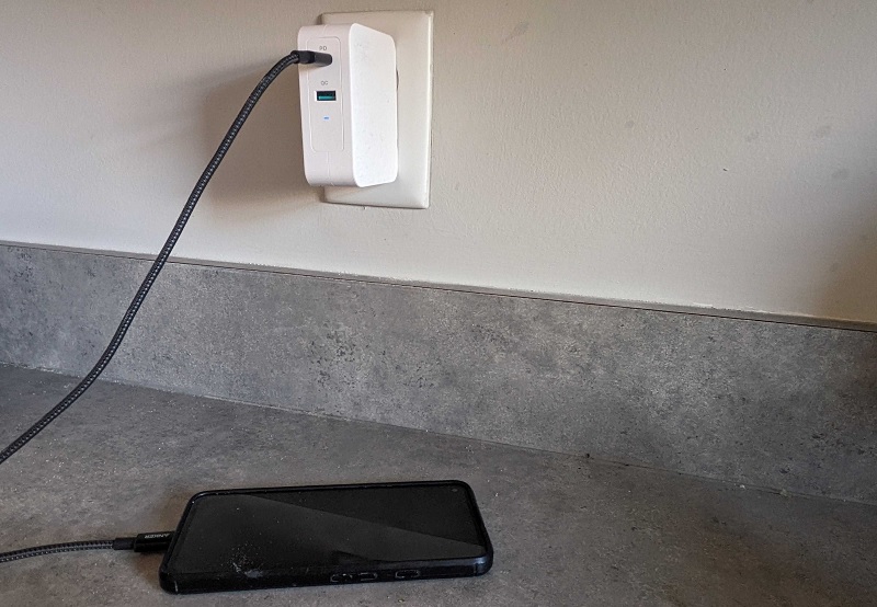 Kovol 140W PD 2-Port GaN charger charging a Pixel smartphone.