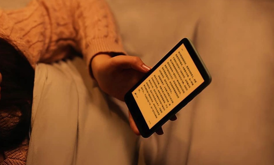 Moaan Inkpalm 5 Reading At Night