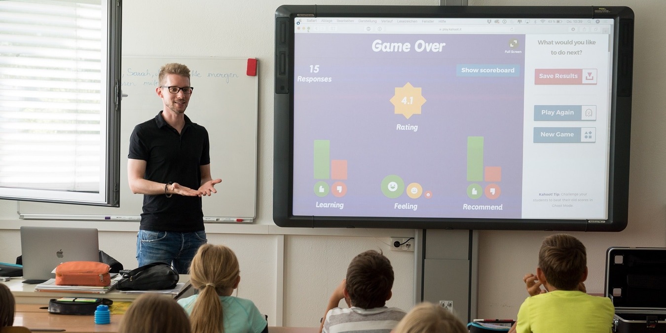 Teacher presenting to a class