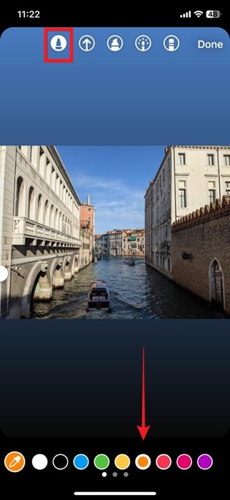 Selecting a new background color for Instagram story.