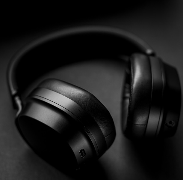 Over-ear headphone model in black. 