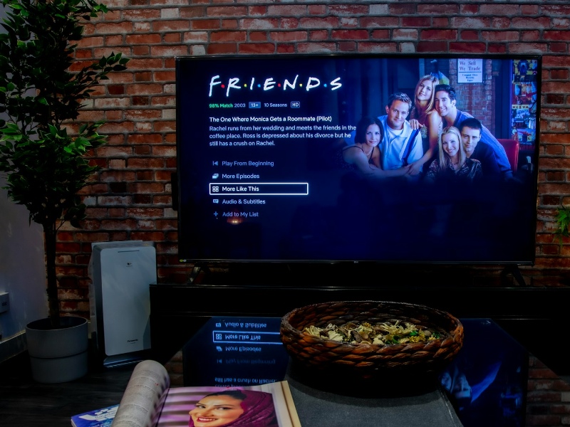 TV screen streaming Friends series