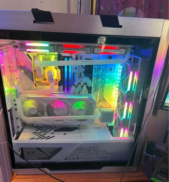 Gaming PC with custom water cooling loop