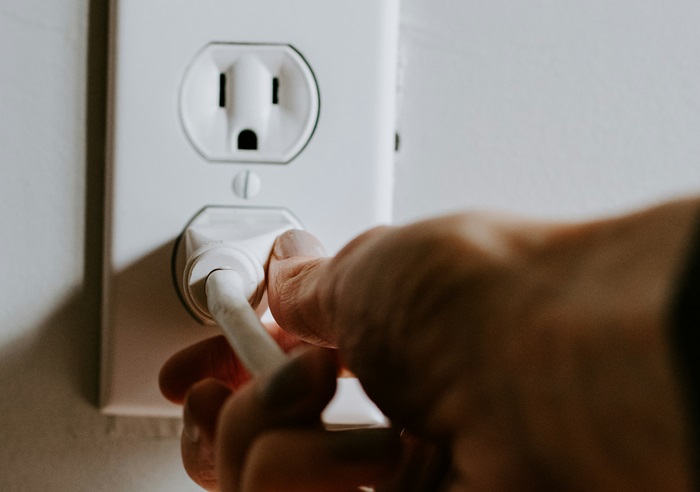 Power surges on a computer descriptive image by Unsplash,